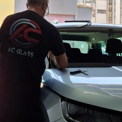 covek menja vetrobransko staklo na automobilu skoda kodiak